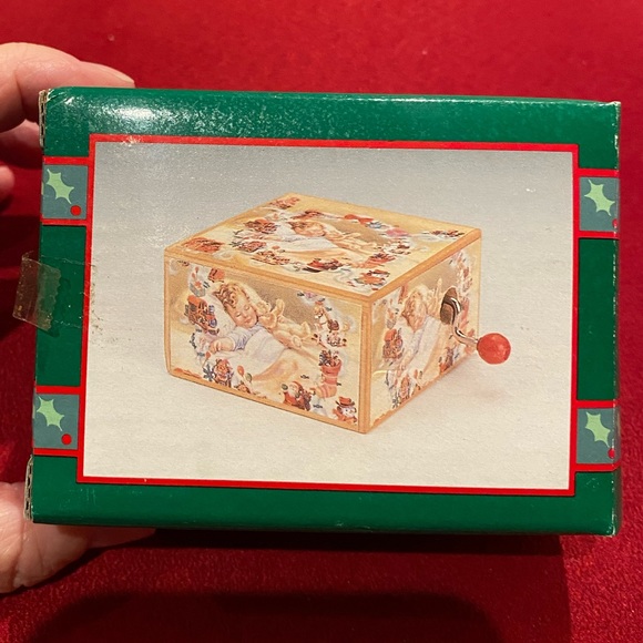 NIB/vintage House of Lloyd “Christmas Around the World” petite music box - Picture 4 of 9